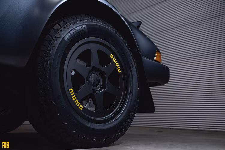 “Tiền thân” của bản độ 911 Safari này là một chiếc Porsche 911 3.2 Carrera đời 1984. Kế hoạch ban đầu của KRM dơn giản chỉ là tinh chỉnh đôi chút ở ngoại hình. Nhưng sau đó, dự án này đã biến thành bản độ toàn diện nhất mà Kelly-Moss từng làm.