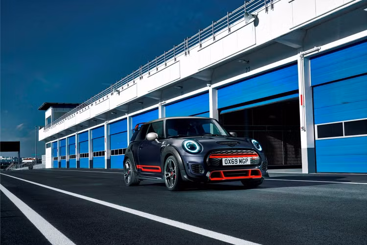 EPA đã tuyên bố JCW GP có mức tiêu thụ nhiên liệu 9,8 lít/100km khi di chuyển trong thành phố và 7,8 lít/100km trên đường cao tốc. Đây là một con số đáng chú ý khi chiếc xe có động cơ 301 mã lực và mô-men xoắn 450 Nm. Chiếc xe được trang bị hộp số tự động tám cấp tương xứng với động cơ này.