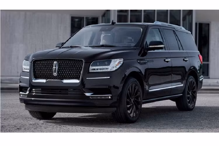 Lincoln Navigator 2020 – 77.120 USD. Mẫu SUV 8 chỗ hấp dẫn nhờ nội thất của xe sang, cabin cực yên tĩnh và động cơ mạnh mẽ. Xe sử dụng động cơ tăng áp kép V6 3.5L công suất 450 mã lực, mô-men xoắn 691 Nm.