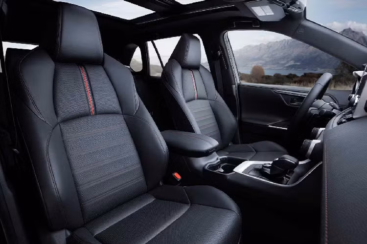Biến thể cơ sở SE của Toyota RAV4 2021 Prime có giá "thân thiện" nhất nhưng trang bị không hề sơ sài. Xe trang bị tiêu chuẩn với ghế trước có sưởi, ghế lái chỉnh điện, màn hình cảm ứng 8 inch, giám sát điểm mù, cảnh báo xe cắt ngang và cửa sau tự động. Gói Weather &amp; Moonroof với giá 1.665 USD (39 triệu đồng) bổ sung tính năng sưởi cho vô lăng và ghế sau, cửa sổ trời lớn,....