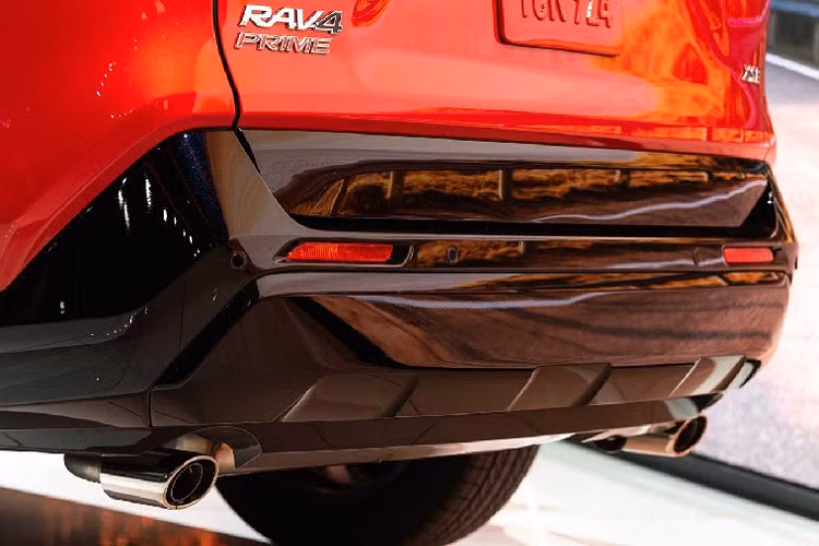 Giá xe Toyota RAV4 2021 khởi điểm 41.425 USD (964 triệu đồng), biến thể XSE của Toyota RAV4 2021 Prime nhận được rất nhiều trang bị tiêu chuẩn bao gồm màn hình cảm ứng 9 inch lớn hơn, cửa sổ trời, lazăng 19 inch, ngoại thất hai tông màu,...