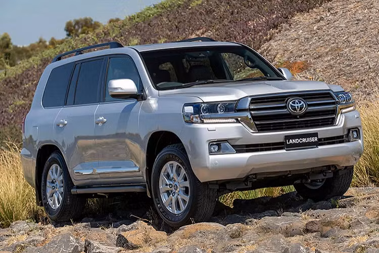Land Cruiser đã được bán tại khoảng 170 quốc gia và nhiều khu vực khác nhau trên toàn thế giới. Hiện tại, dòng xe Land Cruiser đã được bán tại khoảng 170 quốc gia và nhiều khu vực khác nhau trên toàn thế giới với doanh số bán hàng toàn cầu hàng năm đạt khoảng 400.000 chiếc. Trong đó, khoảng 37% doanh số đó đến khu vực Trung Đông. Sau vài thập kỷ có mặt trên thị trường, Land Cruiser đã góp phần gầy dựng nên danh tiếng và tạo chỗ đứng vững chắc cho thương hiệu xe Toyota trên toàn thế giới.
