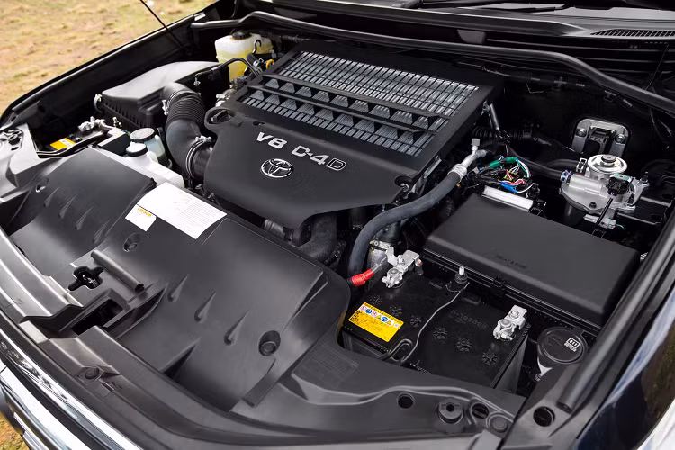 Động cơ dầu V8 4.5L tăng áp (mã 1VD-FTV). Động cơ dầu V8 dung tích 4.5 lít (4.461cc) 1VD-FTV trên Lanc Cruiser cho công suất tối đa 249 mã lực và mô-men xoắn cực đại 650Nm đạt được ngay tại dải vòng tua 1.600 - 2.600 vòng/phút. Sử dụng kết hợp với hộp số tự động 6 cấp (6AT). Ngoài dòng Land Cruiser, động cơ dầu V8 4.5L (1VD-FTV) này còn được hãng xe Toyota lắp trên mẫu SUV hạng sang – Lexus LX phiên bản “450d” máy dầu được bán ở các thị trường như Nga.