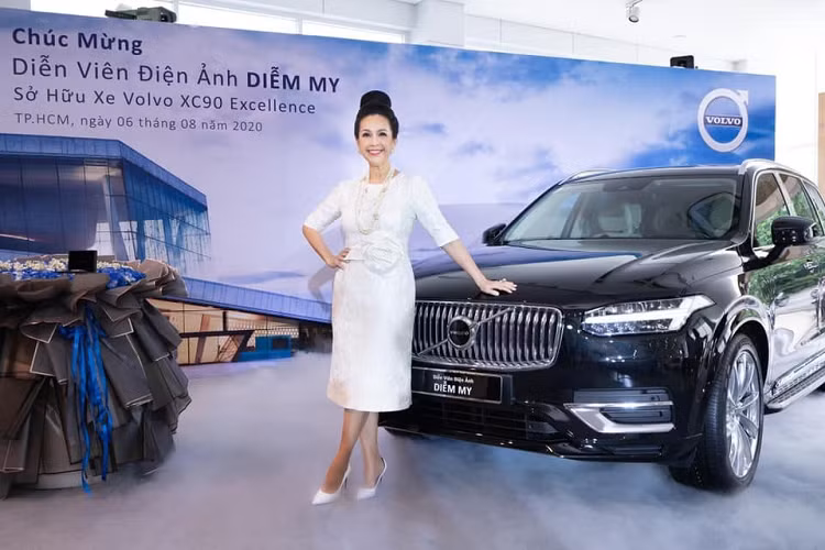 Gần đây, nữ diễn viên điện ảnh Diễm My đã nhận bàn giao chiếc xe Volvo XC90 chính hãng không ít người mơ ước. Được biết, chiếc xe Volvo XC90 của Diễm My 6X này mua thuộc phiên bản đắt đỏ nhất là Excellence phiên bản 2020.