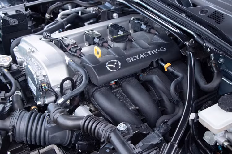 Tại Mỹ, giá xe Mazda MX-5 Miata 2021 bán ra từ 26.380 USD cho bản Sport số sàn và 28.180 USD cho hộp số tự động, bản này chỉ có thể mua với mui vải. Cao hơn, bản Club có giá 30.290 USD (30.890 USD cho bản số tự động), bản này có thể mua với mui xe cứng xếp điện với giá từ 33.045 USD (33.645 USD cho số tự động). Với những khách hàng mua bản số sàn, họ cũng có thể mua thêm gói trang bị gồm phanh Brembo, mâm BBS và ghế ngồi Recaro với giá 4.470 USD cho xe tiêu chuẩn và 4.670 USD cho xe RF.