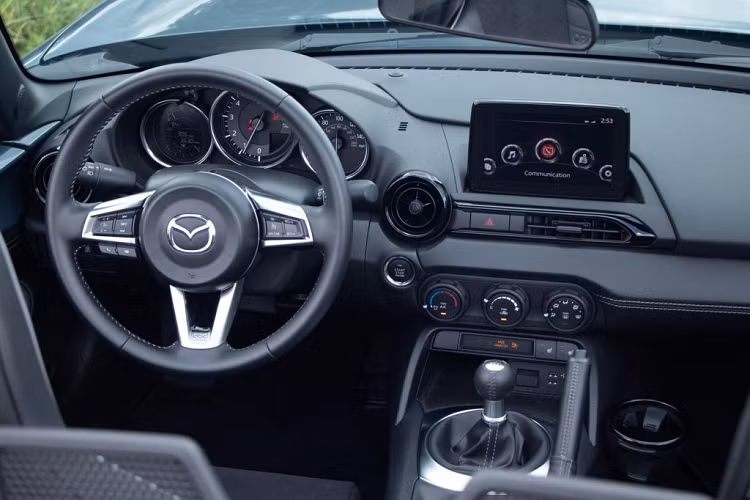 Đồng thời, Mazda cũng công bố thêm màu sơn và màu da bọc nội thất mới cho mẫu xe này. Bên ngoài, chiếc xe thể thao cỡ nhỏ có được màu sơn Deep Crystal Blue (màu thường thấy trên CX-5, Mazda3 và Mazda6) với hiệu hứng ánh kim bắt mắt.