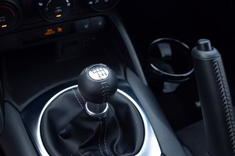 Thiết kế ngoại thất và nội thất của MX-5 Miata vẫn được giữ nguyên như trước, giống với toàn bộ các chi tiết cơ khí trên xe. Điều này có nghĩa chiếc xe thể thao cỡ nhỏ của Mazda vẫn sử dụng động cơ SkyActiv-G bốn xy-lanh, dung tích 2.0 lít có công suất 181 mã lực ở tua máy 7.000 vòng/phút và mô-men xoắn tối đa 204 Nm ở tua máy 4.000 vòng/phút. Sức mạnh được truyền đến bánh sau qua hộp số sàn 6 cấp hoặc có thể tùy chọn lên số tự động 6 cấp với lẫy số. Xe có khối lượng 1.134 kg và tỉ số phân bổ khối lượng trước/sau là 50/50.