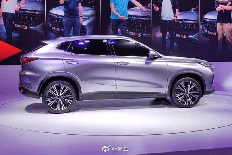 Trên phương diện dáng vẻ, Oshan X5 có áp dụng một thiết kế độc nhất và tạo ra sự đột phá tại một số khu vực. Phía đầu xe có trang bị một lưới tản nhiệt hình lục giác cực lớn, sử dụng họa tiết tổng thể kiểu thác nước chảy với những xọc xen kẽ mạ crôm. Chi tiết hai hốc hút gió ở đầu xe cũng mang kích thước lớn, trong khi hai dải đèn p hía trên thì mỏng sắc. Phía đầu xe cũng có tích hợp radar phục vụ công năng kiểm soát hành trình tự động. Bên cạnh đó, ta cũng dễ dàng thấy là nắp capô xe có mang vài đường gân sắc xảo.