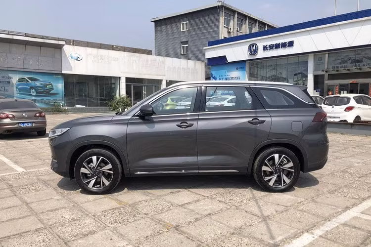 Chi tiết thiết kế thú vị nhất của mẫu Oshan X7 EV chạy điện này là nằm ở những ống xả giả. Ống xả giả là một chi tiết thường xuất hiện trên những chiếc xe chạy xăng truyền thống, nhưng sự xuất hiện của nó trên một chiếc xe điện là hết sức lạ lùng bởi xe điện vốn không “nhả khói”.