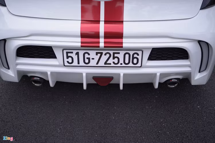 Bên cạnh đó, xe còn được trang bị ống xả kép on/off 2 chế độ của Akrapovic, đi kèm cánh gió sau. 