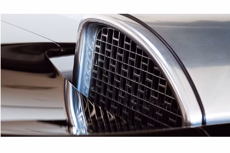 Các nhà thiết kế đã sử dụng thiết kế thân vỏ Bugatti với hai tông màu truyền thống để tạo ra sự hài hòa, thống nhất trực quan giữa thiết kế màu sắc ngoại thất và bên trong khu vực nội thất của chiếc xe. màu sắc của nắp ca-pô được sử dụng cả vào phía trong khu vực nội thất cùng cánh gió sau.