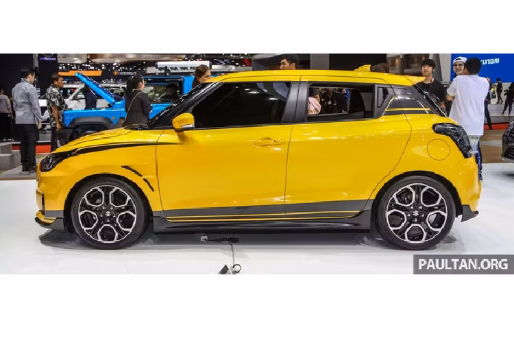 Swift Sport 2020 hybrid mới, sử dụng động cơ xăng tăng áp 1.4L và động cơ điện 48V, cung cấp thêm 5 Nm mô-men xoắn ở dải tua thấp 2.000-3.500 vòng/phút. Động cơ này sản sinh tổng công suất 129 mã lực và mô-men xoắn 235 Nm. Với sức mạnh này, Suzuki Swift Sport có thể tăng tốc 0-100 km/h trong 9,1 giây, tốc độ tối đa đạt 210 km/h.