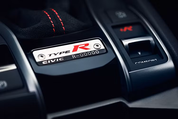 Chế độ Performance Monitor với màn hình giám sát thời gian thực các thông số lực G, vị trí hộp số, nhiệt độ giải nhiệt và dầu động cơ, áp suất dầu và khí nạp, cũng như nhiệt độ khí nạp.