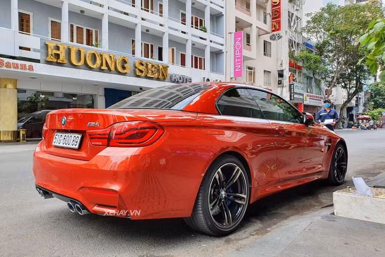 Về thiết kế tổng thể, M4 mui trần mang đậm âm hưởng thiết kế của hãng xe sang xứ Baravia với những đường nét cứng chắc, khoẻ khoắn cùng hai "hốc mũi" đặc trưng làm nên tên tuổi của BMW.