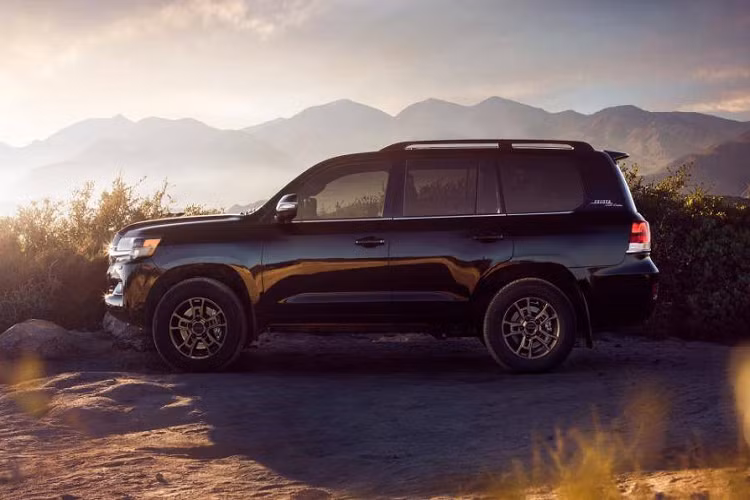 10. Toyota Land Cruiser 2020 (giá khởi điểm: 85.415 USD, điểm tổng thể: 7/10)