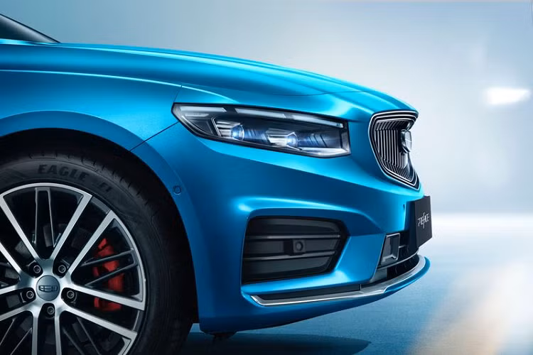 Tuy nhiên, các tỷ lệ thể thao và thanh lịch của xe phần lớn vẫn giữ nguyên như xe concept, khiến Preface mang dáng dấp của những chiếc sedan nhà Volvo hiện nay. Chiếc xe sản xuất vẫn dùng lưới tản nhiệt khá đặc biệt của mẫu xe concept, tấm lưới rộng, cao và thiết kế lõm vào trong trông rất thu hút, hiệu ứng này khiến logo Geely nổi lên vô cùng ấn tượng.