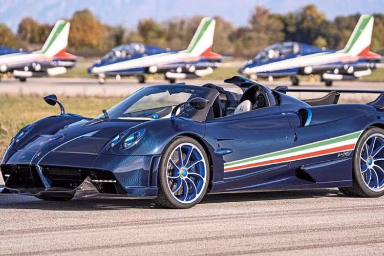 "Thần gió" Pagani Huayra Tricolore mới chỉ nặng 1.270 kg, tương đương một chiếc Volkswagen Golf sử dụng động cơ 3 xi-lanh. Huayra Tricolore được trang bị cỗ máy tăng áp kép V12 6.0L do Mercedes-AMG phát triển riêng cho Pagani, sản sinh công suất lên tới 829 mã lực và mô-men xoắn cực đại 1.100 Nm. Sức mạnh được gửi đến các bánh sau thông qua hộp số tuần tự 7 cấp.