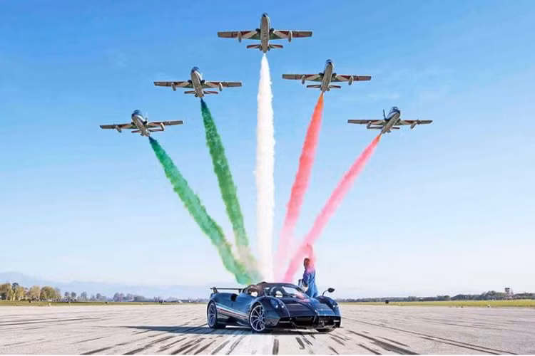Huayra Tricolore tự hào với họa tiết cờ Ý xuyên suốt thân xe, cản trước tái thiết kế tích hợp bộ chia gió trước nổi bật hơn, một ống hút gió mới ở phía trước và các khe gió mạnh mẽ hơn giúp tăng khả năng làm mát động cơ.
