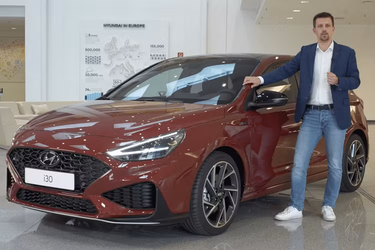 Theo tin tức ô tô, hãng xe Hàn Quốc vừa tiết lộ thêm chi tiết về Hyundai i30 facelift mới trong một video độc quyền. Cả 3 dáng xe hatchback, Fastback và Wagon của i30 đều đã trải qua một bản cập nhật sản phẩm toàn diện.