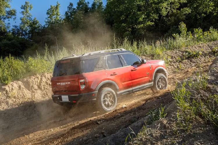 Dù không thể bằng với Ford Bronco nhưng Bronco Sport vẫn có thể chinh phục các địa hình hiểm trở nhờ vào việc chiếc xe có hệ thống treo chuyên biệt và hệ thống quản lý địa hình với 7 chế độ GOAT (Goes Over Any Terrain - Đi qua mọi địa hình), bao gồm Normal, Eco, Sport, Slippery và Sand. Bronco Sport cũng được trang bị hệ thống kiểm soát hành trình Trail Control hỗ trợ vượt địa hình dễ dàng hơn.