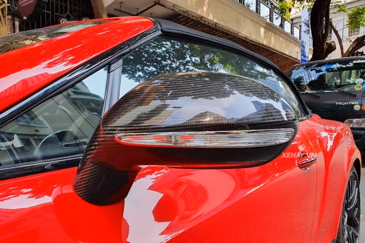 Trên Continental Supersports Convertible Series-2, Bentley trang bị rất nhiều chi tiết được làm bằng sợi carbon thể thao. Điều này ngoài giúp gia tăng tính thẩm mỹ cho xe còn mang tới ý nghĩa đáng kể trong việc "giảm cân", tối ưu hoá tính khí động học khi tăng tốc.