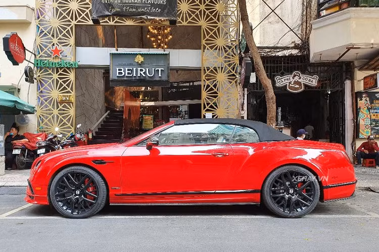 Continental Supersports Convertible Series-2 cũng được Bentley trang bị rất nhiều chi tiết được làm bằng sợi carbon thể thao. Điều này ngoài giúp gia tăng tính thẩm mỹ cho xe còn mang tới ý nghĩa đáng kể trong việc "giảm cân", tối ưu hoá tính khí động học khi tăng tốc.