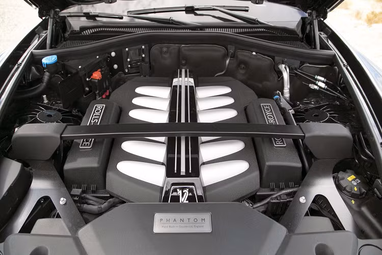 Dưới nắp ca-pô của Rolls-Royce Phantom VIII vẫn là khối động cơ xăng V12 quen thuộc được lắp ráp bằng tay, mang dung tích lên đến 6.75L, sử dụng kết hợp với hệ thống tăng áp kép (twin-turbocharged), mã động cơ N74B68, cho công suất tối đa 563 mã lực và mô-men xoắn cực đại lên đến 900Nm. 