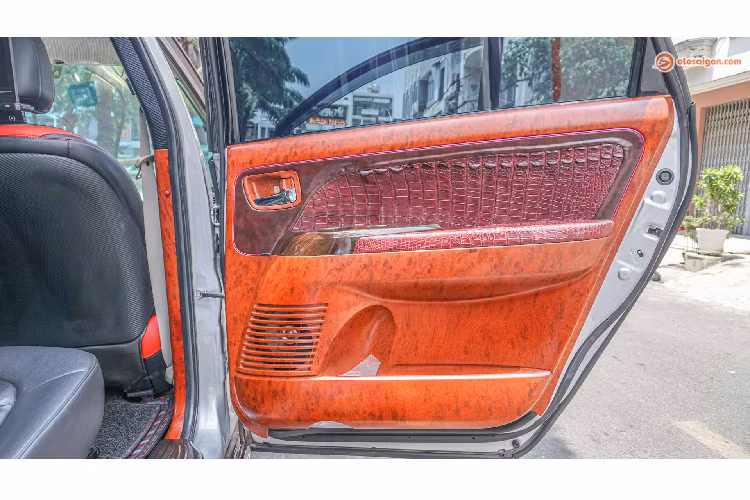 Những món độ khác từng được bác chủ xe nâng cấp có thể kể đến là bộ đền bi xenon, mặt ca lăng mới, một số chi tiết ốp chrome. Đặc biệt khoang máy là bộ phận được chăm chút kỹ nhất trên chiếc xe với hàng loạt chi tiết ốp nhôm và ốp carbon.