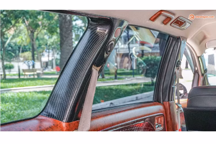 Vô lăng trên xe được thay bằng vô lăng của Pajero Sport bản đặc biệt với họa tiết carbon độc đáo. Đây cũng là món hàng được kha khá người dùng Grandis trang bị nhằm nâng cao thẩm mỹ và các cụm nút bấm điều khiển âm thanh, đầu DVD, Cruise control. Giá của vô lăng carbon của Pajero Sport nhập Thái có giá từ 15 triệu.