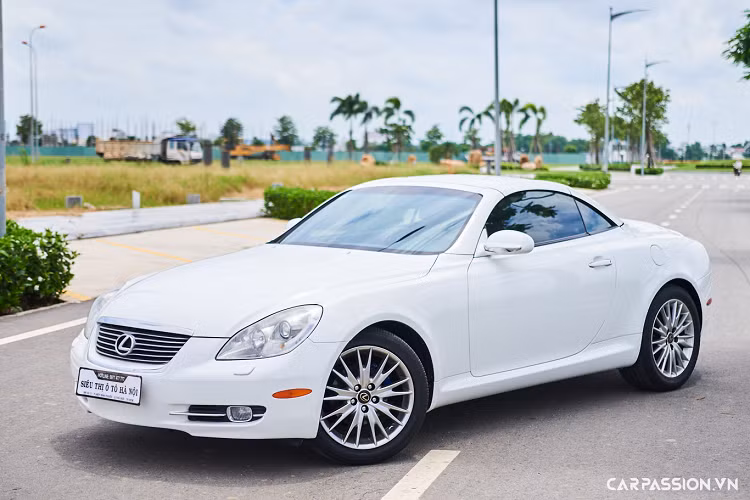 Chiếc Lexus SC430 mui trần xuất hiện trong bài viết là một ví dụ điển hình, điểm nhấn nằm ở việc mẫu xe này vẫn được giữ ở tình trạng nguyên bản, khác biệt với phần lớn những chiếc SC430 còn lại tại nước ta.