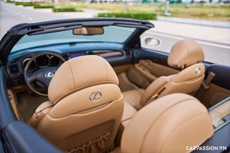 Từng là một “viên ngọc quý” của Lexus, tuy nhiên thiết kế của dòng xe mui trần này lại nhanh chóng lỗi thời, kèm theo đó là doanh số giảm mạnh khiến hãng xe Nhật buộc phải khai tử SC430. Mặc dù vậy, SC430 vẫn được rất nhiều người chơi xe săn đón trên thị trường xe đã qua sử dụng khi không còn quá nhiều mẫu xe thể thao Nhật Bản ngày nay được trang bị khối động cơ V8 mạnh mẽ.