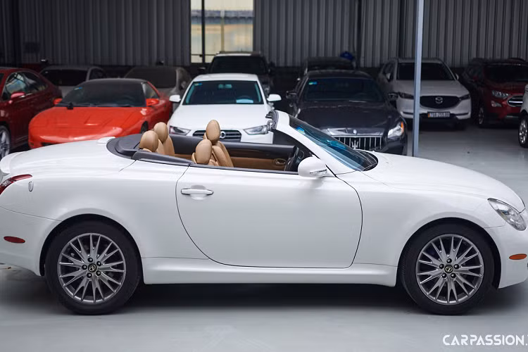 Sau 12 năm sử dụng, chiếc Lexus SC430 đời 2008 này đã đi được hơn 42.000 miles nhưng vẫn được giữ gìn khá tốt.
