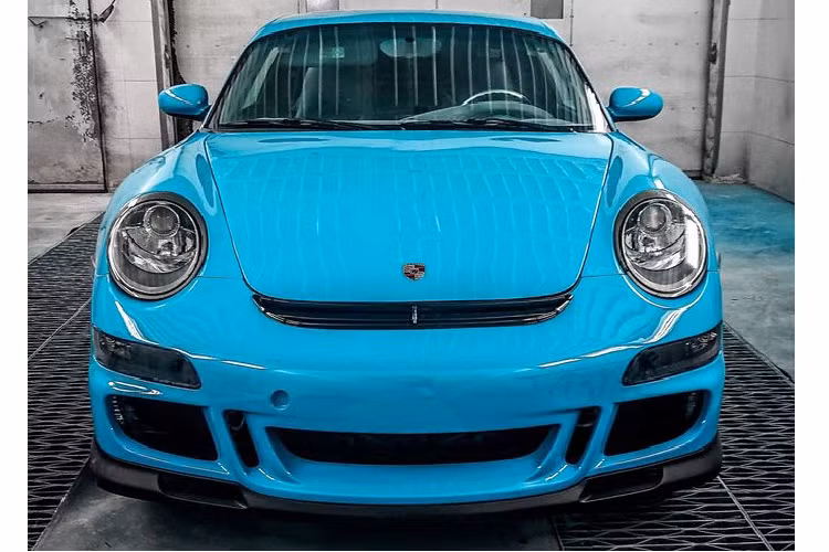 Phiên bản Porsche Boxster Shooting Brake đầu tiên này đã được hoàn thiện với lớp áo Xanh dương Miami, kiến tạo nên vẻ đẹp trẻ trung và tăng chất thể thao vốn có.