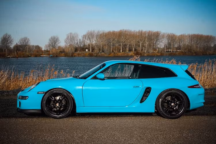 Được tái tạo bởi hãng độ Hà Lan - Van Thull Development, chiếc xe hatchback Porsche Boxster này đã trải qua một quá trình chế tác thân xe (coachbuilding) và hoàn thiện theo phong cách ‘Shooting brake’, một kiểu xe hơi với phần đuôi dài, chuyên sử dụng để đi săn từ những năm 1890.