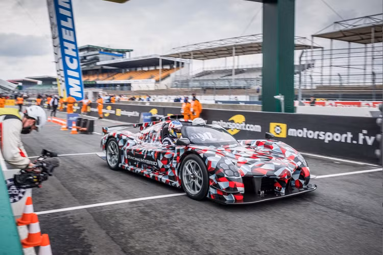 Toyota GR Super Sport 2021 mới sẽ tham dự giải đua Le Mans Hypercar Class năm tới. Đây cũng là lần đầu Toyota công khai bản mẫu (prototype) GR Super Sport trước khi giải đua Le Mans 24 Hours thứ 88 khởi tranh cuối tuần này.