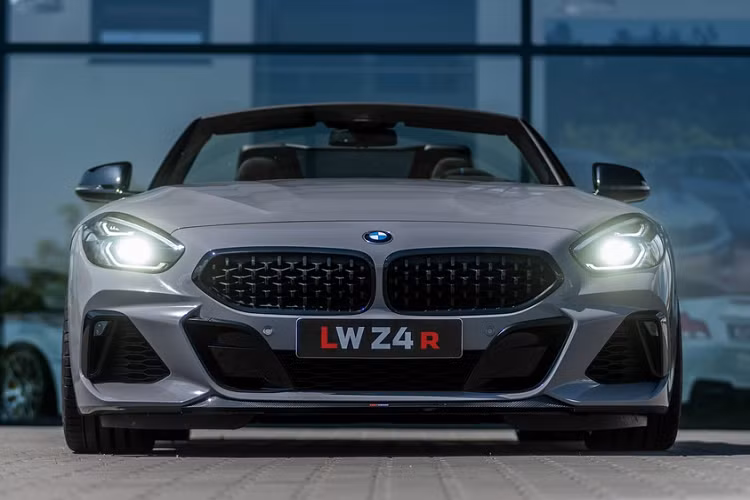Ở phần đầu BMW Z4 R bản độ, các chi tiết mạ chrome quanh lưới tản nhiệt quả thận và hai hốc hút gió đều được sơn đen. Cánh gió trước sử dụng vật liệu carbon, giúp cải thiện tính khí động học và giảm khối lượng xe.