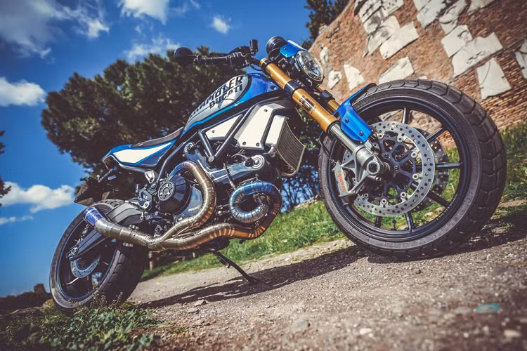 Chi tiết gây ấn tượng nhất trên bản độ Ducati Scrambler 1100 giành được chiến thắng cuộc thi năm nay là hệ thống ống xả. Phần cổ ống xả làm từ vật liệu titan với màu sắc đặc trưng, toàn bộ phần cổ này đều được làm thủ công với độ sắc nét cao.