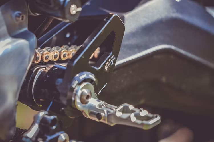 Gác chân người lái được thiết kế và gia công riêng theo ý tưởng của CC Racing Garage.