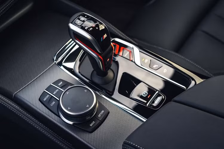 Khoang cabin của chiếc BMW M5 Competition 2021 trong bài viết này trông đặc biệt ấn tượng nhờ bọc da đen bóng thời trang, kết hợp cùng các điểm nhấn bằng sợi carbon. 