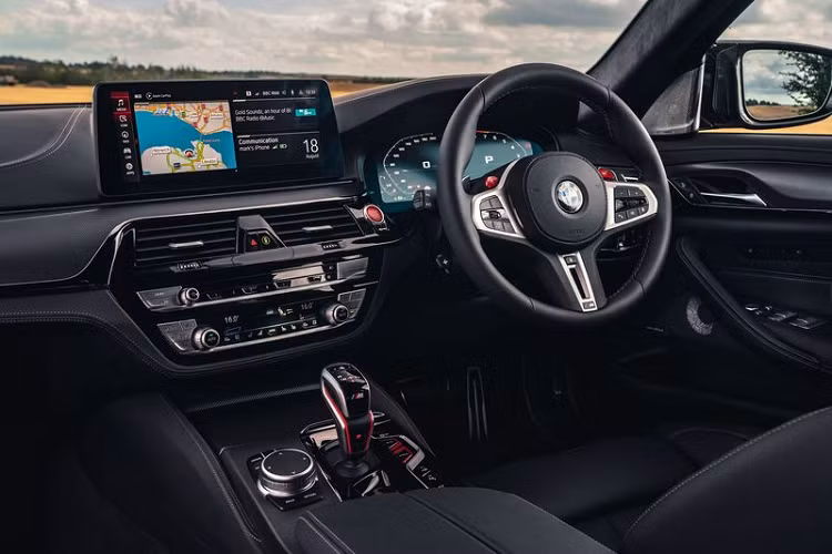 Một số cập nhật nhỏ cũng được thực hiện cho nội thất xe. Cụ thể, BMW M5 mới được trang bị hệ thống thông tin giải trí 12,3 inch hiện tương thích với cả Android Auto và định vị dựa trên điện toán đám mây. 