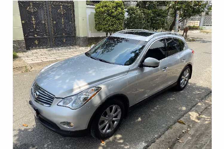 Hiện giá xe Infiniti EX35 đời cũ đang được rao bán trên thị trường khoảng 650 triệu đồng. Như vậy, sau 12 năm xuất hiện thì giờ nó còn rẻ hơn cả Mitsubishi Xpander bản tiêu chuẩn 2020.