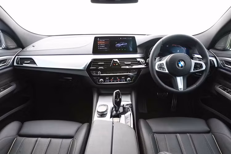 BMW 630i GT M Sport 2020 được thiết kế thân thiện với người dùng. Không gian ghế hành khách rộng rãi. Chỗ ngồi của tài xế cũng được nâng lên để giúp người lái có tầm nhìn rộng hơn . Bố trí các nút điều khiển cũng rất logic để cung cấp sự hài lòng cao hơn trong khi lái xe.