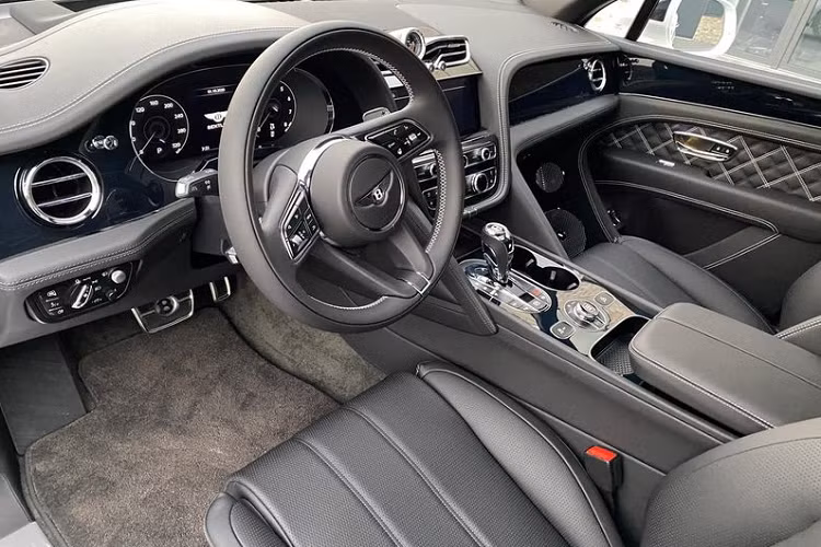 Đối với nội thất, Bentayga 2021 được nâng cấp với bảng điều khiển trung tâm mới với màn hình thông tin giải trí 10.9 inch, vô lăng thiết kế mới "vay mượn" từ Continental GT và Flying Spur.