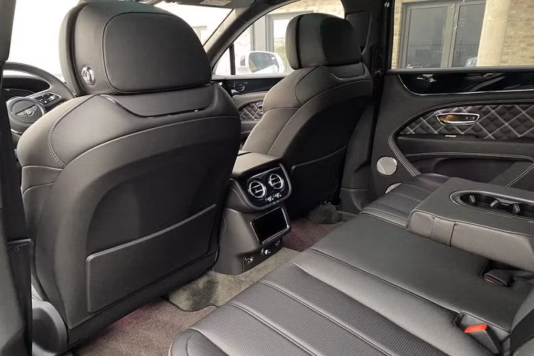 Xe còn có các ghế ngồi hoàn toàn mới, với hàng ghế sau có thêm tính năng thông gió (chỉ có trên bản cấu hình 5 chỗ). Cũng tùy từng cấu hình mà khoảng để chân của hàng ghế phía sau có thể được tăng lên tới 100 mm, mang đến sự thoải mái tối đa cho người ngồi.