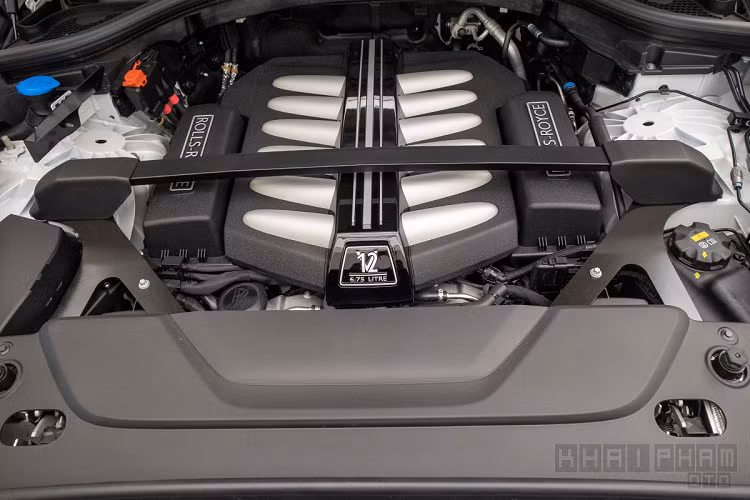 Rolls-Royce Cullinan sở hữu "trái tim'' là khối động cơ V12 - 6.75L tăng áp kép kết hợp với hộp số tự động 8 cấp cho công suất cực đại 571 mã lực và 850 Nm mô-men xoắn. Cullinan cũng là mẫu xe đầu tiên được Roll-Royce trang bị hệ dẫn động 4 bánh toàn thời gian, giảm xóc treo khí nén thông minh. 