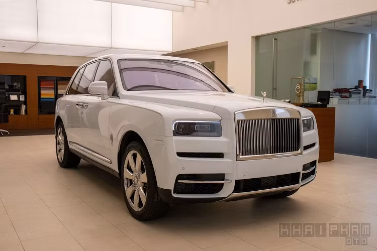 Sau rất nhiều thành công cùng Rolls-Royce Phantom qua 8 thế hệ, hãng xe Anh quốc đã thử thách mình với việc lần đầu tiên nghiên cứu và phát triển 1 dòng xe hơi mới - SUV siêu sang Rolls-Royce Cullinan để bổ sung vào danh sách sản phẩm của thương hiệu này.