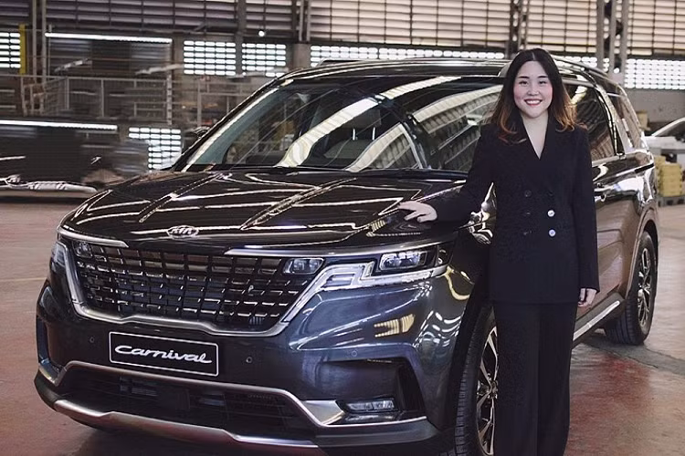 Vào hồi tháng 8 năm nay, hãng Kia đã chính thức giới thiệu thế hệ mới của dòng Sedona tại thị trường quê nhà Hàn Quốc. Đến nay, hãng Kia tiếp tục giới thiệu mẫu xe này tại thị trường Thái Lan dưới cái tên Carnival. Như vậy, Thái Lan là thị trường quốc tế thứ hai đón nhận Kia Sedona 2021 mới, sau Trung Quốc.