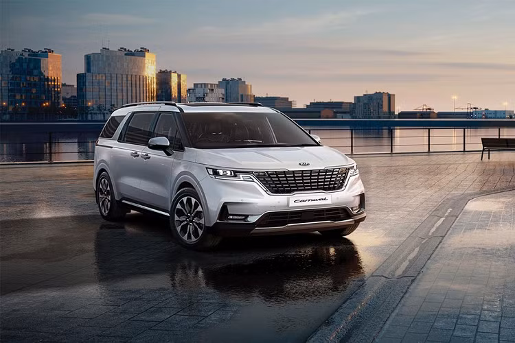 Tại thị trường Thái Lan, xe được chia thành 2 phiên bản là EX và SXL. Giá xe Kia Sedona 2021 tương ứng với 2 phiên bản này là 2,144 triệu Baht (khoảng 1,64 tỷ đồng) và 2,459 triệu Baht (1,88 tỷ đồng). Xe có 4 màu sơn ngoại thất, bao gồm trắng Snow White Pearl, đen Aurora Black Pearl, xám Panthera Metal Gray và xanh Astra Blue mới.