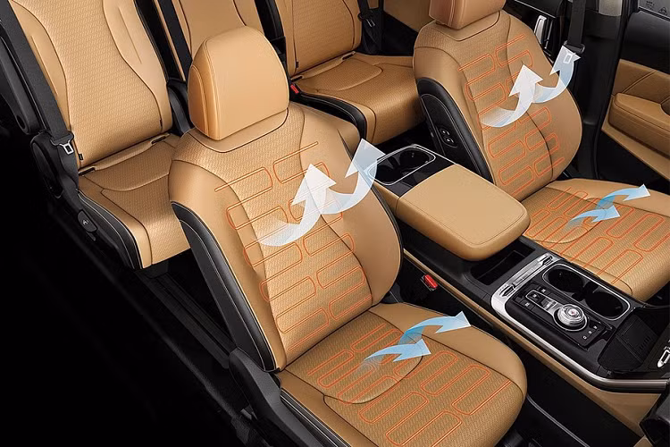 Nằm bên dưới nắp ca-pô của Kia Sedona thế hệ mới là động cơ diesel Smartstream 4 xi-lanh, tăng áp, dung tích 2,2 lít, sản sinh công suất tối đa 202 mã lực tại tua máy 3.800 vòng/phút và mô-men xoắn cực đại 441 Nm tại dải tua máy 1.750 - 2.750 vòng/phút. Sức mạnh được truyền tới bánh thông qua hộp số tự động 8 cấp. Ngoài ra, xe còn có 4 chế độ lái, bao gồm Normal, Eco, Sport và Smart.