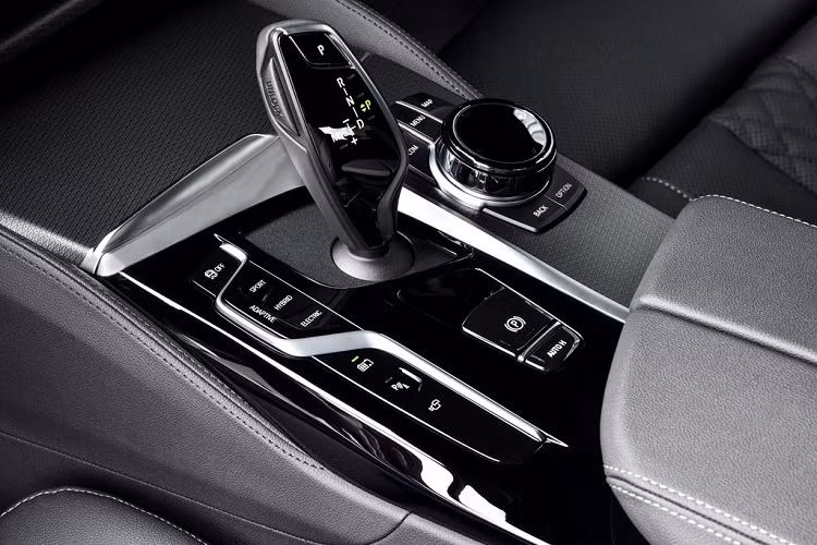 Hệ thống thông tin giải trí vẫn là giao diện BMW iDrive 7.0 nhưng màn hình cảm ứng trung tâm được mở rộng kích thước thành 12,3 inch đối với gói trang bị BMW Live Cockpit Professional. Các chức năng hỗ trợ gồm có kết nối Apple CarPlay/Android Auto, điều khiển bằng cử chỉ hoặc ra lệnh bằng giọng nói với trợ lý ảo BMW.